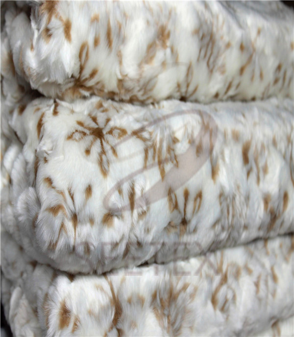 Snow pattern faux fur throw